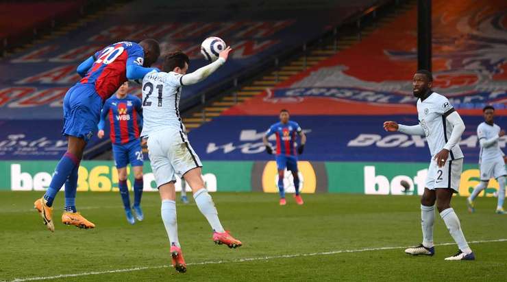 Vào rồi! Christian Benteke (Crystal Palace) bức tốc vào vòng cấm và chọn đúng điểm rơi sau đường căng ngang của Jeffrey Schlupp trước khi dứt điểm cận thành đẹp mắt vào góc trái khung thành. Tỉ số là 1:3.