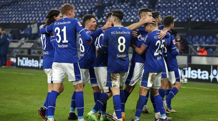 VÀO! Matthew Hoppe (Schalke) nhận một đường chuyền và từ trong vòng cấm anh ấy lốp bóng qua Oliver Baumann, người đã ra khỏi vạch vôi. Một pha dứt điểm tuyệt vời! 3:0.