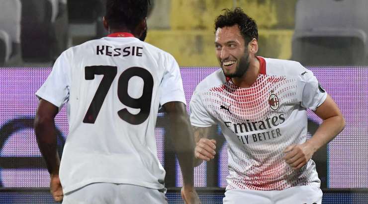 Hakan Calhanoglu (AC Milan) nhận đường chuyền từ đồng đội và anh không hề do dự tung một cú sút chìm không thể cản phá vào góc thấp bên phải khung thành.