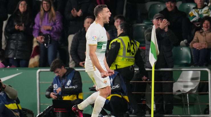 Cú sút búa bổ từ ngoài vòng cấm của Lucas Boye (Elche) đã ghi được một bàn thắng tuyệt vời vào ngay góc trái khung thành!