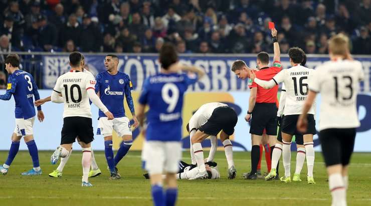 Alexander Nubel (Schalke) bị phạt thẻ đỏ sau một cú chuồi bóng ghê rợn không thể chấp nhận được trong bóng đá!