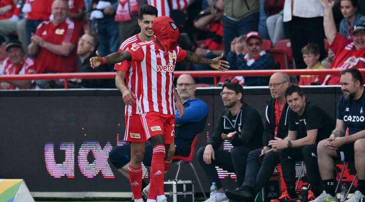 Một đường chuyền xé toang hàng phòng ngự đưa bóng đến chân Sheraldo Becker (Union Berlin) trong vòng cấm và cầu thủ này đã không bỏ lỡ cơ hội, anh sút bóng qua người thủ môn vào lưới.