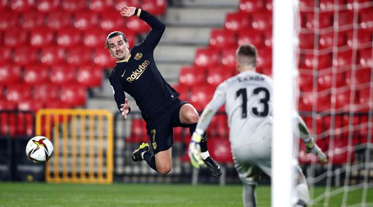 Đây là một ví dụ về việc may mắn không đứng về phía bạn. Aaron Escandell (Granada CF) ghi bàn, nhưng không may cho anh ấy, đó là bàn phản lưới nhà!