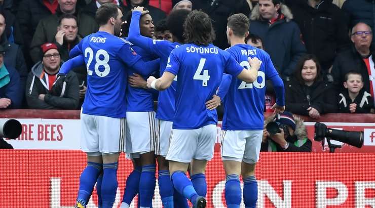 Kelechi Iheanacho (Leicester) đón một đường chuyền trong vòng cấm và ghi bàn với một cú sút vào giữa khung thành. Thủ môn đã không thể làm gì được.