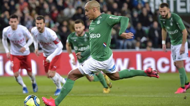 Vào! Wahbi Khazri (St Etienne) giành chiến thắng trên chấm phạt đền bằng một cú sút không thể cản phá, vượt qua tầm với của thủ môn Paul Bernardoni vào góc thấp bên phải.