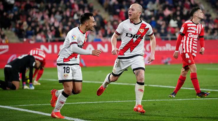 Vào! Sergio Camello chuyền cho Isi Palazon (Rayo Vallecano) tại rìa vòng cấm và anh ấy tìm đến bên trái mành lưới với một pha dứt điểm tuyệt vời. Tỉ số là 1:2.