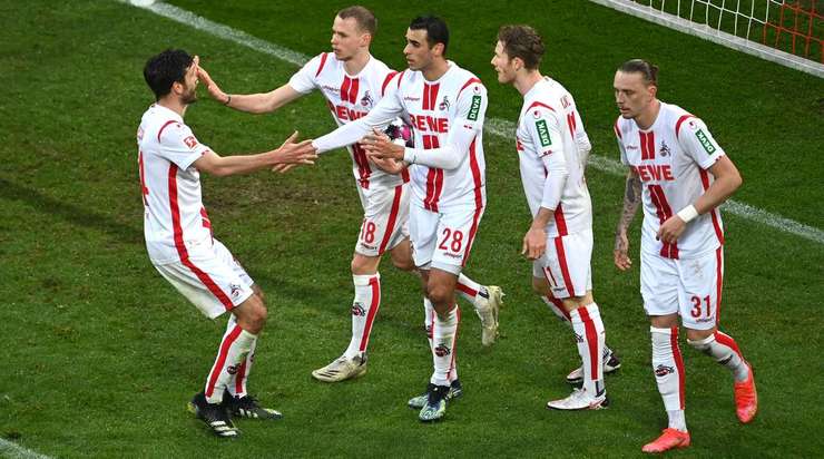 Vào! Robin Zentner đã chạm được những đầu ngón tay vào bóng sau cú sút của Ondrej Duda (Köln), nhưng chừng đó thôi không đủ ngăn trái bóng đi vào góc thấp bên trái khung thành.