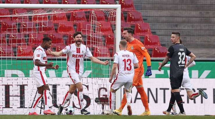 Vào! Jonas Hector (Köln) cướp được bóng sau sai lầm tồi tệ của thủ môn Jiri Pavlenka và bàn thắng đã được ghi. Tỉ số là 1:1.