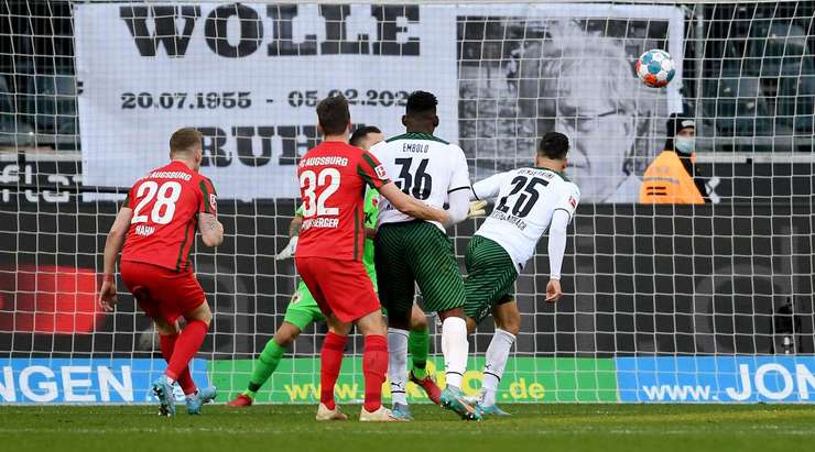 Ramy Bensebaini (B. Monchengladbach) ghi bàn từ một vị trí khó. Anh ấy bật cao để đón quả tạt và đánh đầu hiểm hóc vào phía trong cột dọc bên phải. Một pha dứt điểm xuất sắc.
