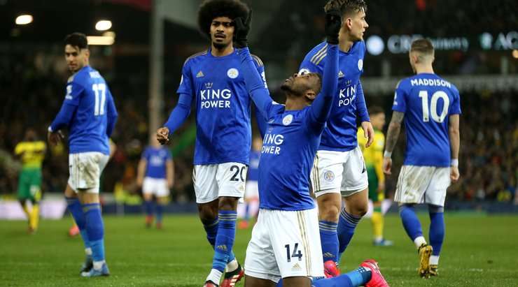 Màn ăn mừng của Leicester bị dội một gáo nước lạnh bởi trọng tài Craig Pawson vừa ra hiệu KHÔNG CÔNG NHẬN BÀN THẮNG vì bóng đã chạm tay. Đó là quyết định cuối cùng từ hệ thống VAR.