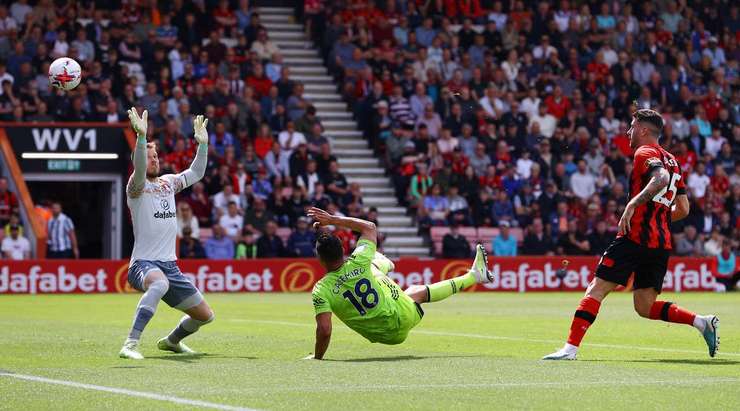 Ôi một BÀN THẮNG gì thế này! Đường câu bóng vào vòng cấm được Casemiro (Manchester United) dứt điểm vào lưới với một cú ngả bàn đèn đậm tính nghệ sĩ! 0:1.