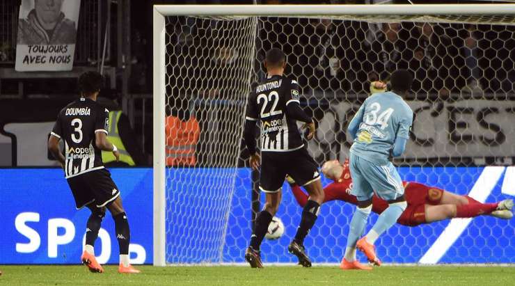 Vào! Từ ngoài vòng cấm địa, Moussa Soumano (AC Ajaccio) kiểm soát gọn gàng một đường chuyền chính xác từ Youcef Belaili. Anh quan sát nhanh và tung một cú sút không thể cản phá đi thẳng vào góc thấp bên trái khung thành. Tỉ số là 1:1.