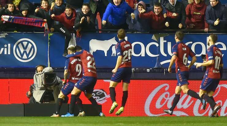 Luis Ezequiel Avila (Osasuna) khống chế bóng gọn gàng sau một đường chuyền sắc bén của đồng đội tại rìa vòng cấm và tung một cú sút làm tung nóc lưới khung thành đối phương, theo một phong cách đã thành thương hiệu của anh.