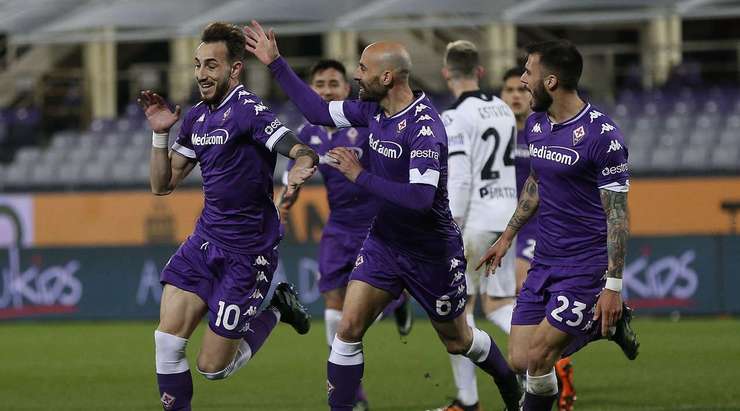 Vào! Gaetano Castrovilli (Fiorentina) tung một cú sút trong vòng cấm và pha dứt điểm bị chệch hướng và đi qua thủ môn. 2:0.