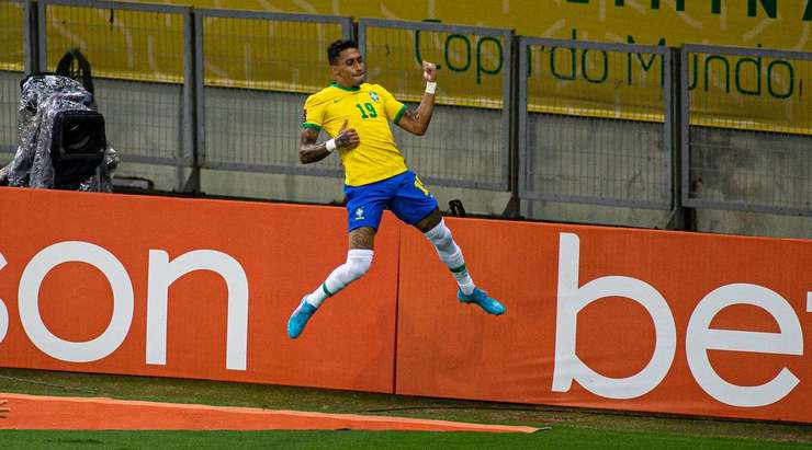 Rafinha (Brazil) nhận một đường chuyền của đồng đội vào trong vòng cấm và ghi bàn bằng một cú sút chìm hoàn hảo vào phía trong cột dọc bên phải. Một pha xử lý gọn gàng!