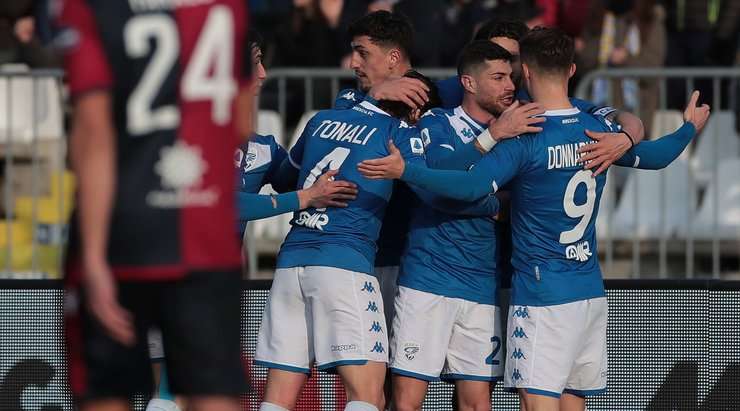 Bóng đã nằm trong lưới! Sandro Tonali câu bóng vào vòng cấm từ quả đá phạt, nơi Ernesto Torregrossa (Brescia) thoát khỏi người theo kèm và đánh đầu từ rìa vòng 5m50, đưa bóng thẳng vào góc cao bên phải cầu môn. Tỉ số bây giờ là 1:1.