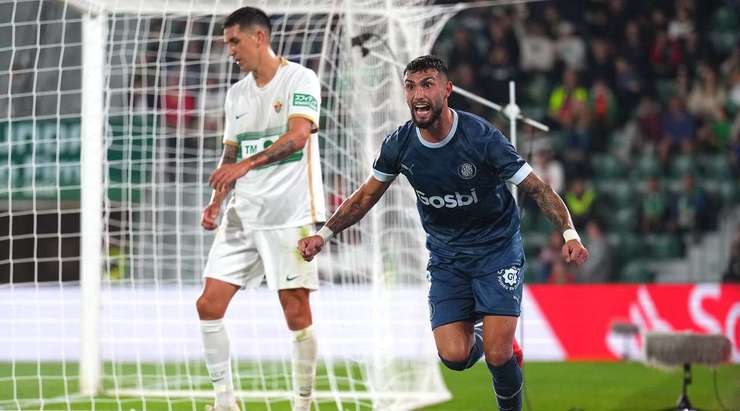 Valentin Castellanos (Girona) nhận bóng trong vòng cấm, anh xoay trở rất nhanh nhẹn và tung cú sút chìm, găm bóng vào sát mép trong cột dọc bên trái.