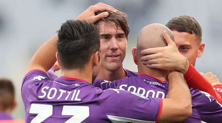 Dusan Vlahovic (Fiorentina) nhận một đường chuyền của đồng đội vào trong vòng cấm và ghi bàn bằng một cú sút chìm hoàn hảo vào phía trong cột dọc bên phải. Một pha xử lý gọn gàng!