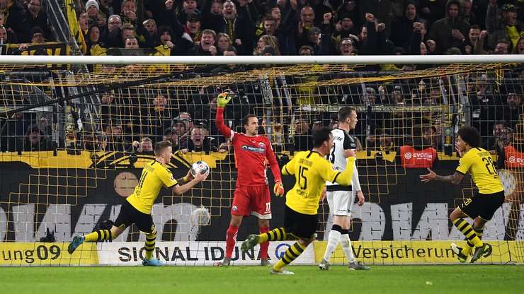 Marco Reus (Dortmund) ghi bàn từ một vị trí khó. Anh ấy bật cao để đón quả tạt và đánh đầu hiểm hóc vào phía trong cột dọc bên phải. Một pha dứt điểm xuất sắc.