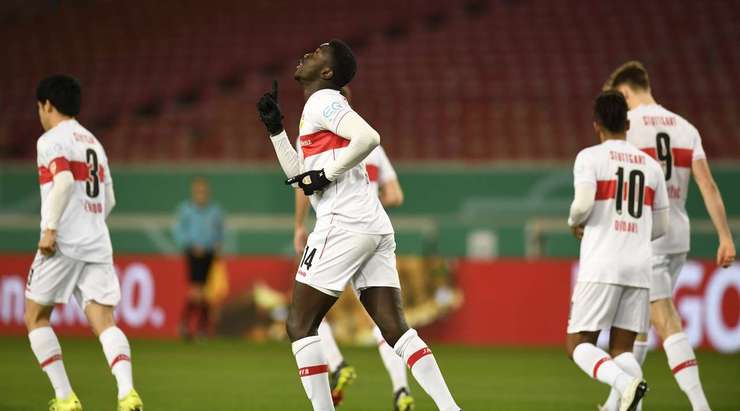 Một nỗ lực cá nhân đáng kinh ngạc của Silas Wamangituka (VfB Stuttgart) kết thúc với một cú sút từ trong vòng cấm. Cầu thủ này đưa bóng đi hiểm hóc vào góc thấp bên phải và thay đổi tỉ số thành 1:0. Thủ môn Tobias Sippel đã không thể làm được gì.