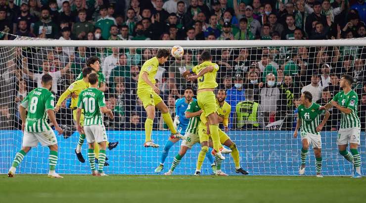 Pau Torres (Villarreal) bật cao hơn các hậu vệ đối phương trong vòng 5m50 để đón quả phạt góc và ghi bàn với một cú đánh đầu rất tốt vào ngay giữa khung thành. Thủ môn đã không kịp phản ứng trong tình huống vừa rồi. Tỉ số bây giờ là 0:1.