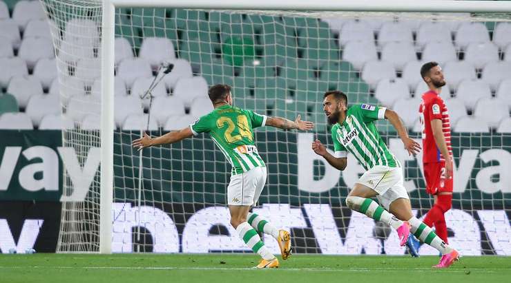 Vào - 1:0! Borja Iglesias (Betis) nhận một đường chuyền chuẩn xác trong vòng cấm từ Aitor Ruibal và anh đánh bại thủ môn với một pha dứt điểm sắc sảo vào góc thấp bên phải khung thành.