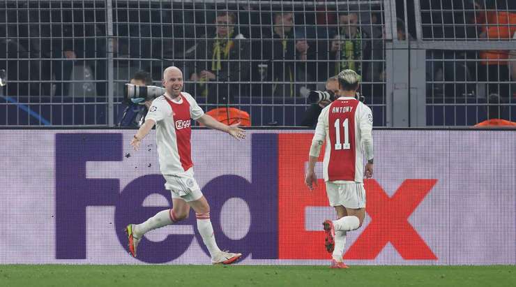 Vào! Antony nạp đạn cho Davy Klaassen (Ajax) ở một vị trí bên trong vòng cấm, và cầu thủ này đã giữ được cái đầu lạnh để sút chìm vào chính giữa khung thành, đưa bóng nằm gọn trong lưới. Tỉ số là 1:3.