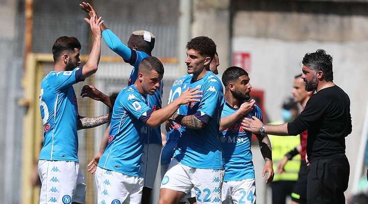 Lorenzo Insigne treo một đường bóng đẹp mắt từ vị trí đá phạt vào cho Victor Osimhen (Napoli) và cầu thủ này đã dứt điểm rất căng về phía nóc lưới, nâng tỉ số lên 0:3.