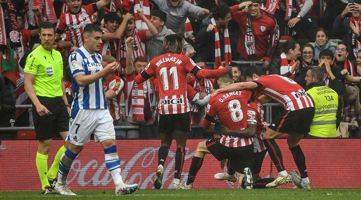 Quá xuất sắc! Inaki Williams (Ath Bilbao) canh thời điểm hoàn hảo để đón một quả tạt và sút bóng sấm sét từ sâu trong vòng cấm vào góc cao bên phải!