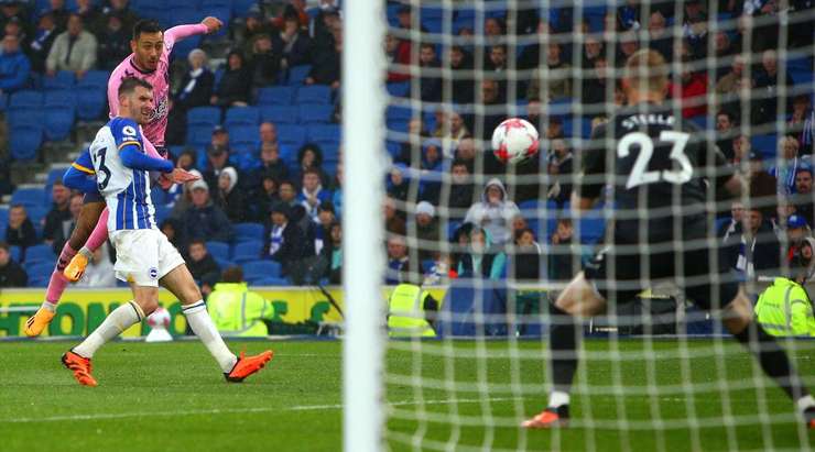 Một đường chuyền xé toang hàng phòng ngự đưa bóng đến chân Dwight McNeil (Everton) trong vòng cấm và cầu thủ này đã không bỏ lỡ cơ hội! Anh dứt điểm căng vào góc cao bên trái khung thành.