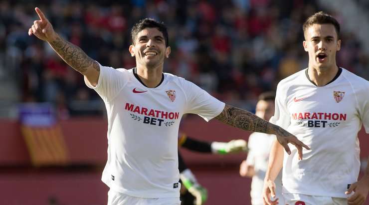 Vào! Ever Banega (Sevilla) giành chiến thắng trên chấm phạt đền bằng một cú sút không thể cản phá, vượt qua tầm với của thủ môn Manolo Reina vào chính giữa khung thành.