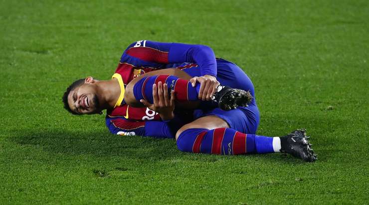 Trận đấu đang bị gián đoạn, Ronald Araujo (Barcelona) bị choáng sau cú va chạm và các nhân viên y tế phải vào sân.