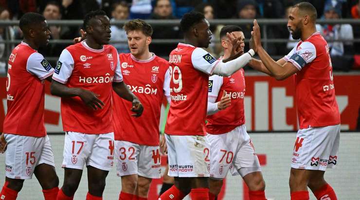 Bàn thắng đến từ một tình huống phối hợp đồng đội tuyệt vời! Folarin Balogun (Reims) đón một đường chuyền hoàn hảo và tung một cú sút xuất sắc vào phía trong cột dọc bên phải. Thủ môn không thể làm gì với những cú sút như thế.