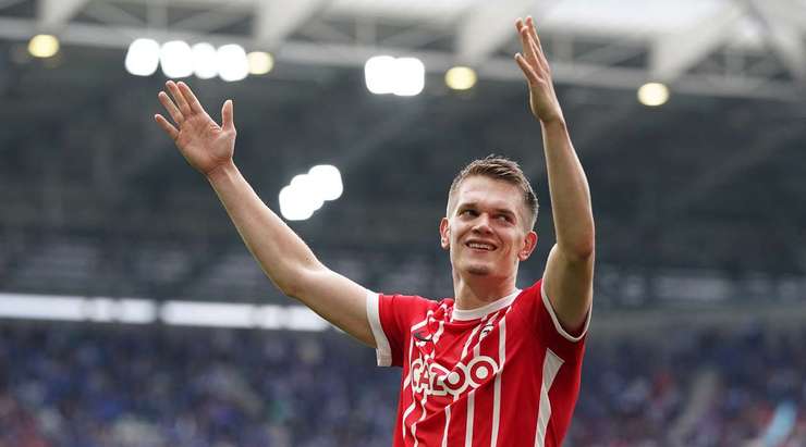 Christian Gunter (Freiburg) đem bóng tới cột cờ phạt góc để đưa nó vào vòng cấm từ đó.
