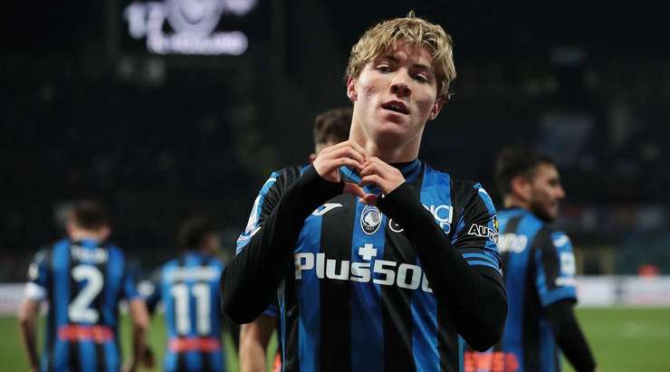 Rasmus Hojlund (Atalanta) nhận một đường chuyền của đồng đội vào trong vòng cấm và ghi bàn bằng một cú sút hoàn hảo vào góc cao bên phải khung thành.