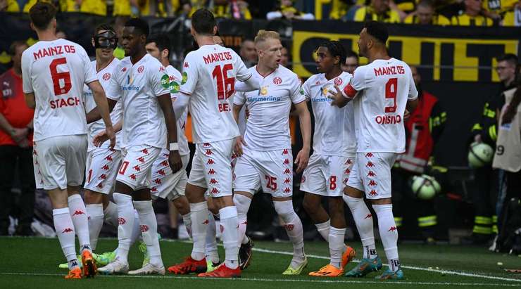 Andreas Hanche-Olsen (Mainz) đón quả phạt góc và thể hiện khả năng săn bàn của mình với một cú đánh đầu lạnh lùng từ cự li gần vào góc trái cầu môn. Tỉ số là 0:1.