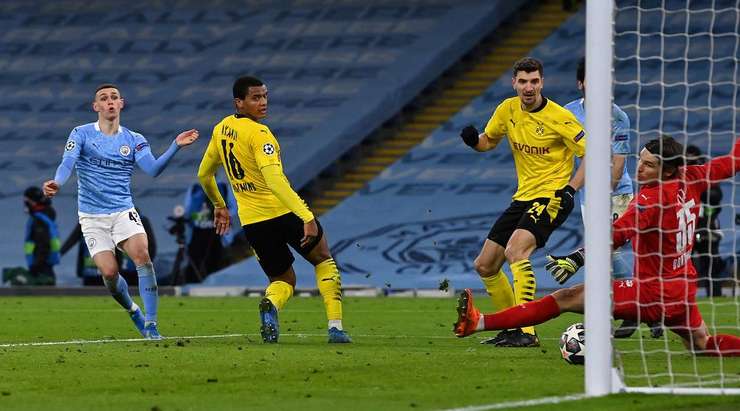 Vào - 2:1! Ilkay Gundogan chuyền bóng như đặt cho Phil Foden (Manchester City), người có một cú sút từ cự ly gần vào góc thấp bên phải mành lưới, dễ dàng đánh bại thủ môn.