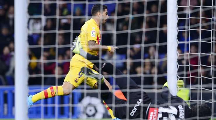 Vào! Jordi Alba thực hiện một quả tạt vào vòng cấm và kiến tạo thành công cho Luis Suarez (Barcelona), người đã đón bóng và dứt điểm gọn gàng vào góc thấp bên trái khung thành. Tỉ số đã được nâng lên 1:1.