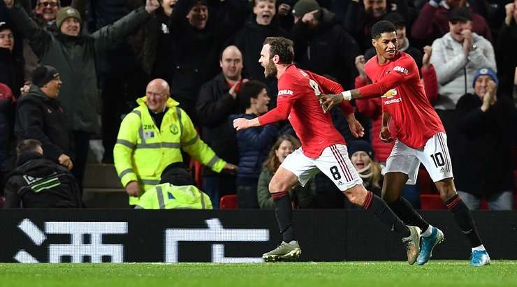 Vào! Anthony Martial chuyền bóng cho Juan Manuel Mata (Manchester United) thoát xuống đối mặt với thủ môn trước khi anh này lốp một đường bóng chuẩn xác từng milimét qua đầu thủ môn để vào lưới!