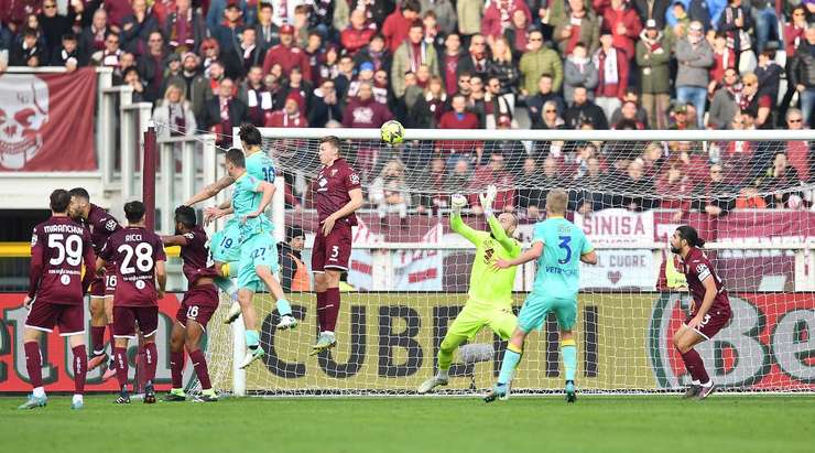VÀO! Bóng được treo vào từ quả phạt góc và Milan Djuric (Verona) chạy chỗ rất tốt để tung một cú đánh đầu thẳng vào bên dưới xà ngang. Tỉ số của trận đấu đã được nâng lên: 0:1.