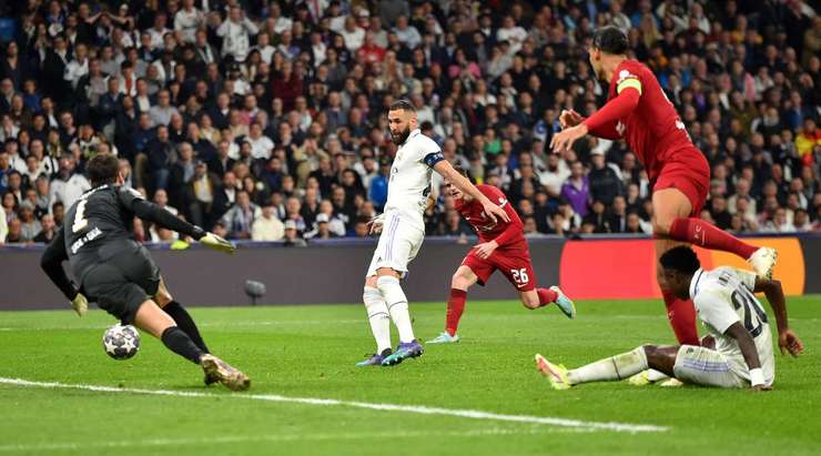 Vào! Vinicius Junior kiến tạo cho Karim Benzema (Real Madrid) người đệm bóng vào lưới trống. Anh ấy thay đổi tỉ số thành 1:0.