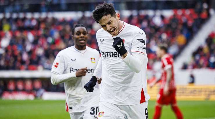 Một bàn thắng đẹp mắt! Mitchel Bakker chuyền bóng cho Sardar Azmoun (Bayer Leverkusen), người đang đứng ở một vị trí trống trải trong vòng cấm để cầu thủ này có một cú sút một chạm, đưa bóng vòng qua người thủ môn Mark Flekken và đi vào góc thấp bên trái mành lưới. Tỉ số là 1:1.