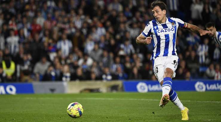 Vào! Mikel Oyarzabal (Real Sociedad) tinh quái dừng lại một nhịp trước khi sút, chờ cho thủ môn Unai Simon đổ người trước khi bình tĩnh đưa bóng vào góc thấp bên trái.