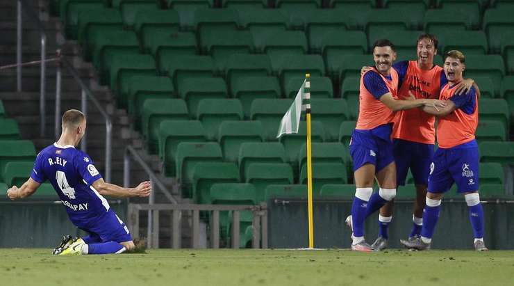 Bóng trôi qua vòng cấm từ quả phạt góc và Rodrigo Ely (Alaves) đang đứng đúng chỗ để sút thẳng vào chính giữa mành lưới.