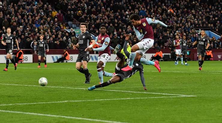 Một pha dứt điểm xuất sắc! Trezeguet (Aston Villa) đón một quả tạt hoàn hảo tới từng centimét trong vòng cấm và tung một cú sút chìm vào góc thấp bên phải khung thành. Chúng tôi thật sự không đủ ca từ để tôn vinh bàn thắng vừa rồi!