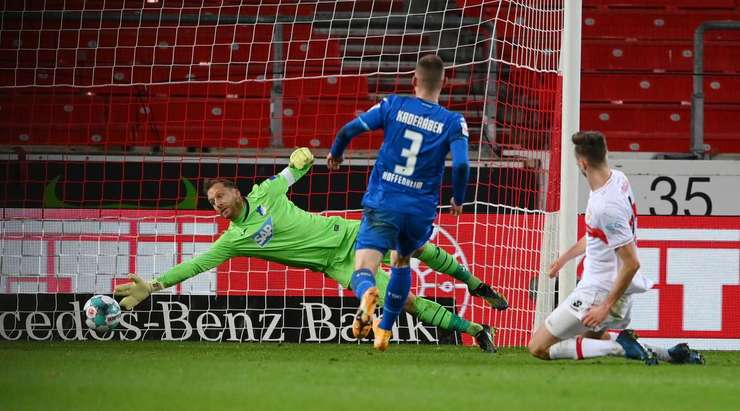 Vào - 2:0! Silas Wamangituka chuyền bóng như đặt cho Sasa Kalajdzic (VfB Stuttgart), người có một cú sút từ cự ly gần vào nửa bên trái khung thành, đánh bại thủ môn.