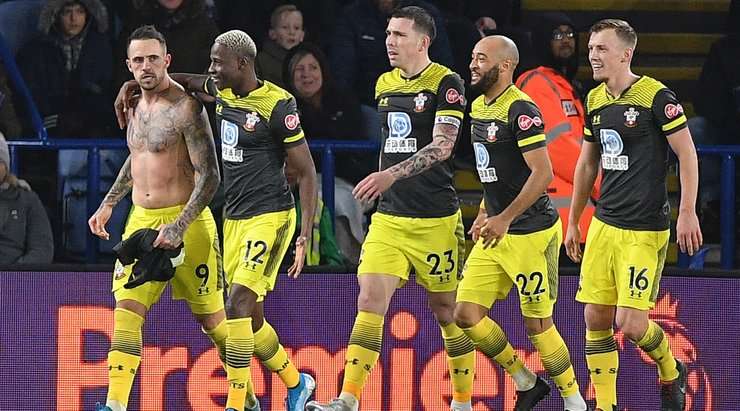 Danny Ings (Southampton) thoát xuống sau đường chuyền từ Che Adams, anh lao vào vòng cấm và tung cú sút như búa bổ về phía góc cao khung thành trong tư thế đối mặt với thủ môn.