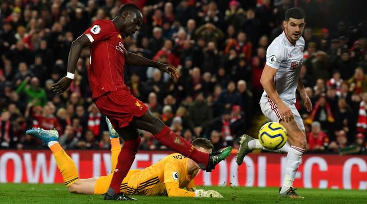 Vào! Sadio Mane (Liverpool) sút bóng bật ra vào phía trong cột dọc bên phải sau khi bóng đến chỗ anh ấy trong vòng cấm. Tỉ số là 2:0.