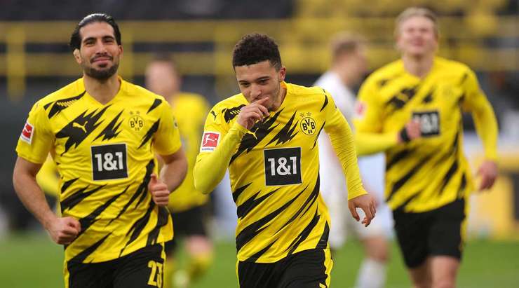 Vào! Jadon Sancho (Dortmund) giành chiến thắng trên chấm phạt đền bằng một cú sút không thể cản phá, vượt qua tầm với của thủ môn Stefan Ortega vào góc thấp bên phải.