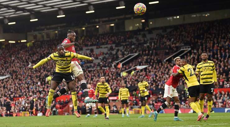 Aaron Wan-Bissaka (Manchester United) đón một quả tạt từ Luke Shaw, nhưng anh ấy không thể đánh đầu trúng mục tiêu. Nó đi chệch cột dọc bên phải khá xa.